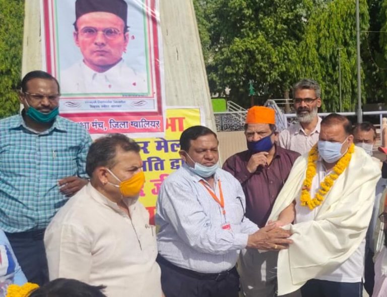 भारत रक्षा मंच ने कोराना योद्धा डॉ सतीश सिकरवार का किया सम्मान