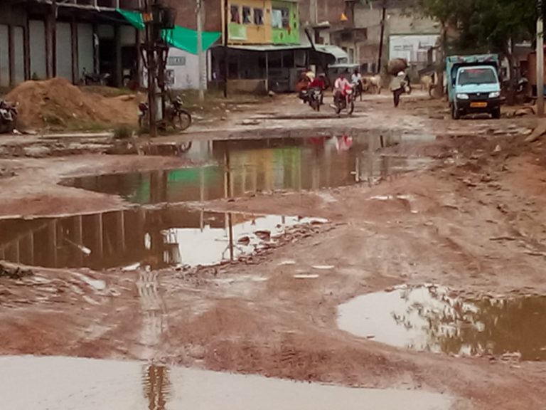 शिवपुरी में खनियाधाना के गड्ढे बन रहें हादसे का सबब, राहगीर व वाहन चालक हो रहे परेशान