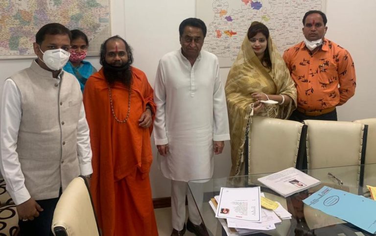 चंबल से BJP को लगा झटका संजू जाटव हुई कांग्रेस में शामिल, मिर्ची बाबा बोलें 28 को करूंगा शिवराज सरकार के भ्रष्टाचार का खुलासा