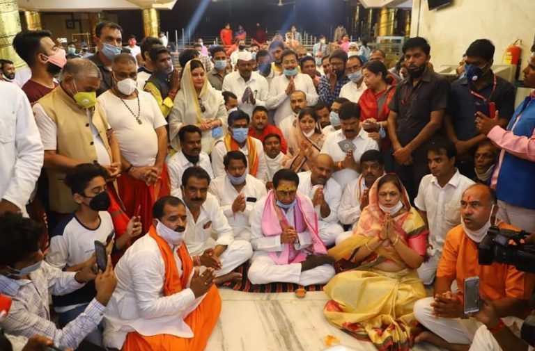 पूर्व CM कमलनाथ ने बाबा महाकाल से कोरोना महामारी से मुक्ति दिलाने की प्रार्थना की या कोरोना बढ़ने के संकेत दिए ! 