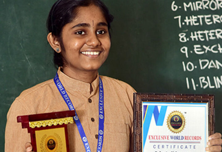 girl-writes-with-both-hands,45-शब्द-words 45 शब्द 1 मिनट में ,दोनों हाथों से लिखती है ये लड़की