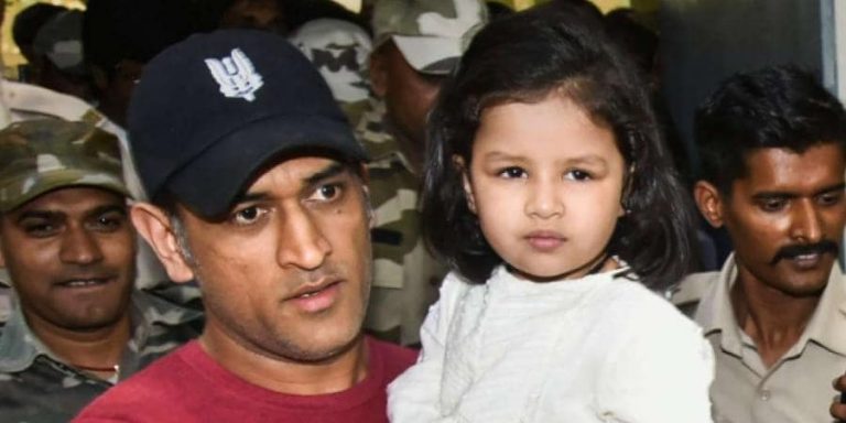 MS Dhoni with daughter