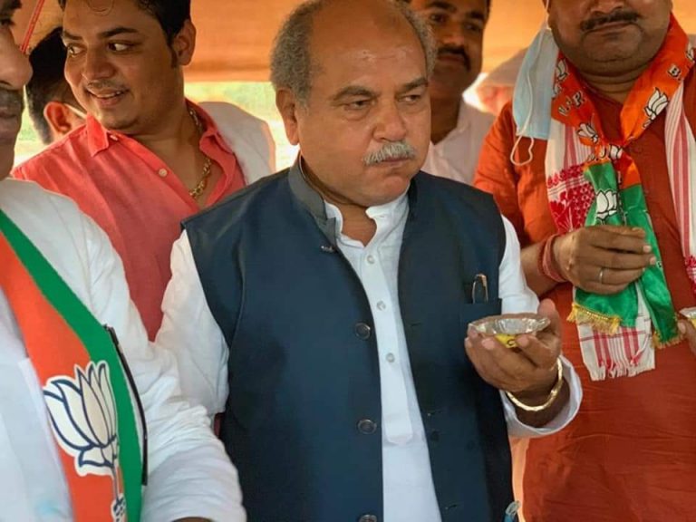 प्रचार के साथ साथ स्वाद का चटकारा लेते तोमर 