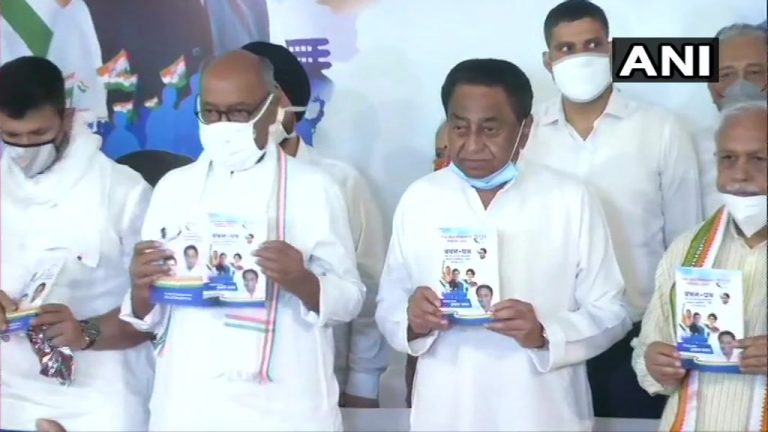 Congress वचनपत्र जरी करते हुए कमलनाथ और दिग्विजय