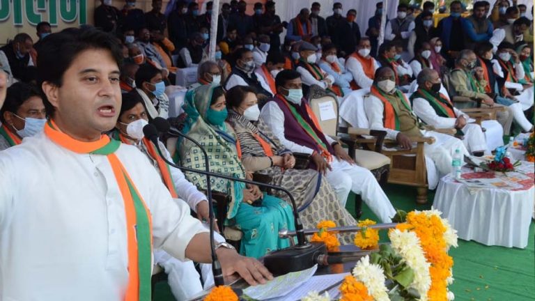 सिंधिया को हराने के बाद पहली बार उनके साथ एक मंच पर दिखे गुना MP केपी यादव,