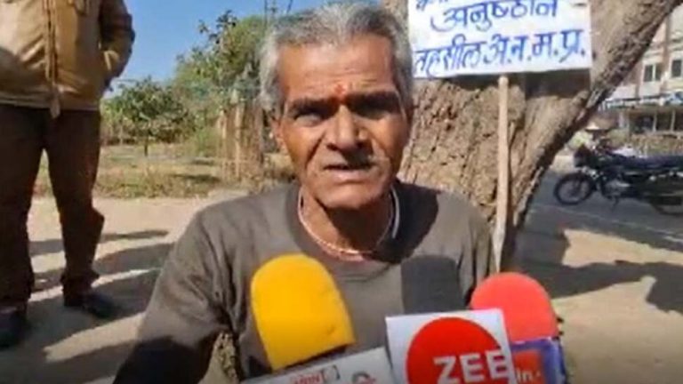 पुजारी बैंड बाजों के साथ पहुंचा कलेक्ट्रेट ये कही बात 