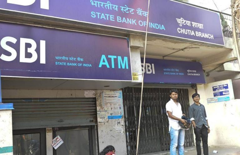 स्टेट बैंक की बिल्डिंग में लगी भीषण आग, मचा हड़कंप