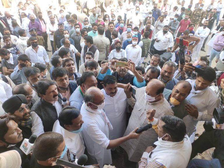 इंदौर में पूर्व मुख्यमंत्री दिग्विजय सिंह, भोपाल में कांग्रेस ने बंद कराई दुकानें 