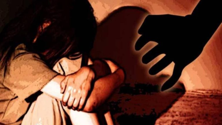 एक्ट्रेस के साथ छेड़खानी मामला ,  बल्कि कमर पर गलत तरह से हाथ भी रखा