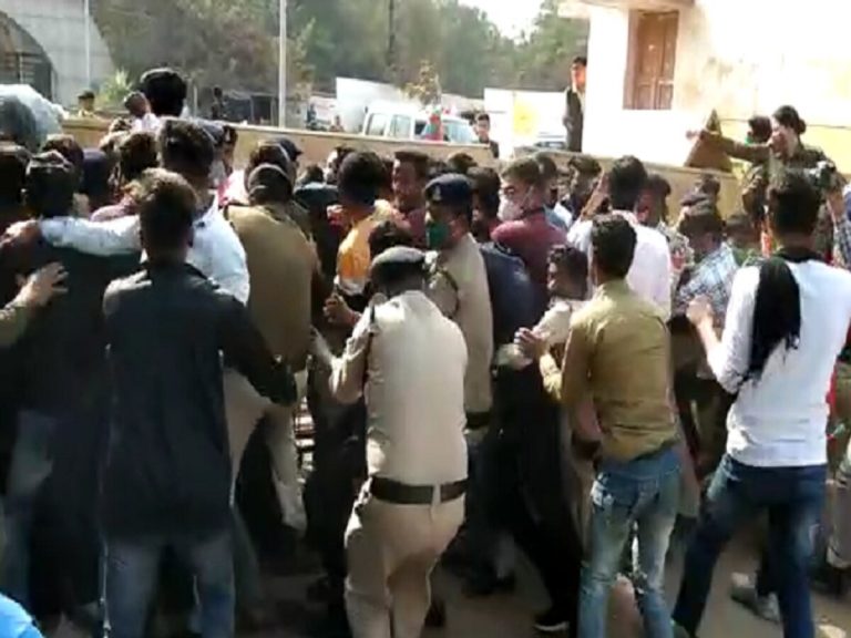 रविशंकर यूनिवर्सिटी का किया घेराव ,पुलिस और कार्यकर्ताओं के बीच हुई झूमाझटकी