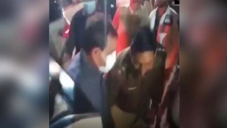 थानेदार ने छुए वीडी शर्मा के पैर, BJP नेता बोले- जितना झुकोगे उतना आगे बढ़ोगे