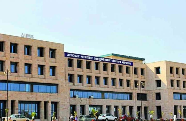 भोपाल एम्स में पुराने कर्मचारियों को हटाया जाएगा विभाग ने जताया विरोध 