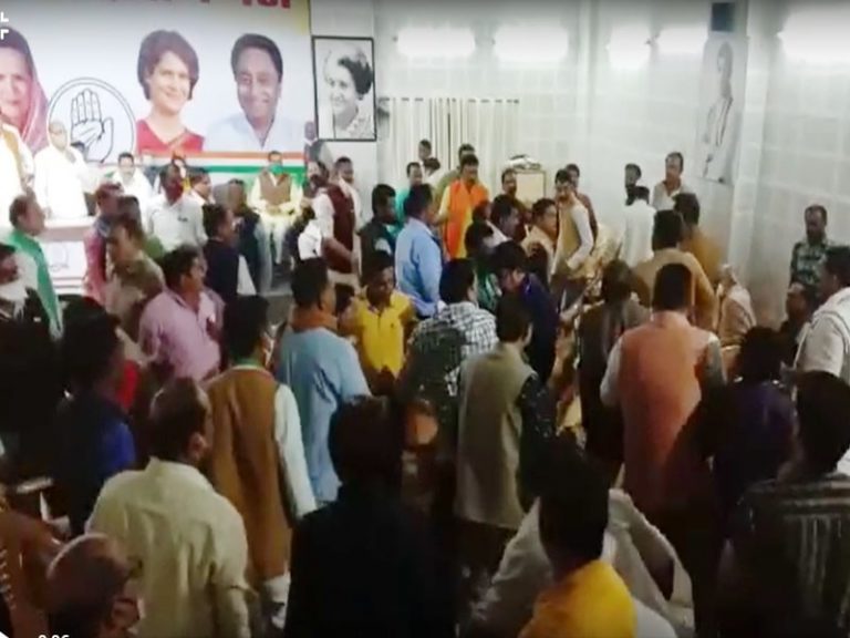 कांग्रेस जिला अध्यक्ष के बेटे ने कार्यकर्ताओं से की मारपीट ये है मामला 