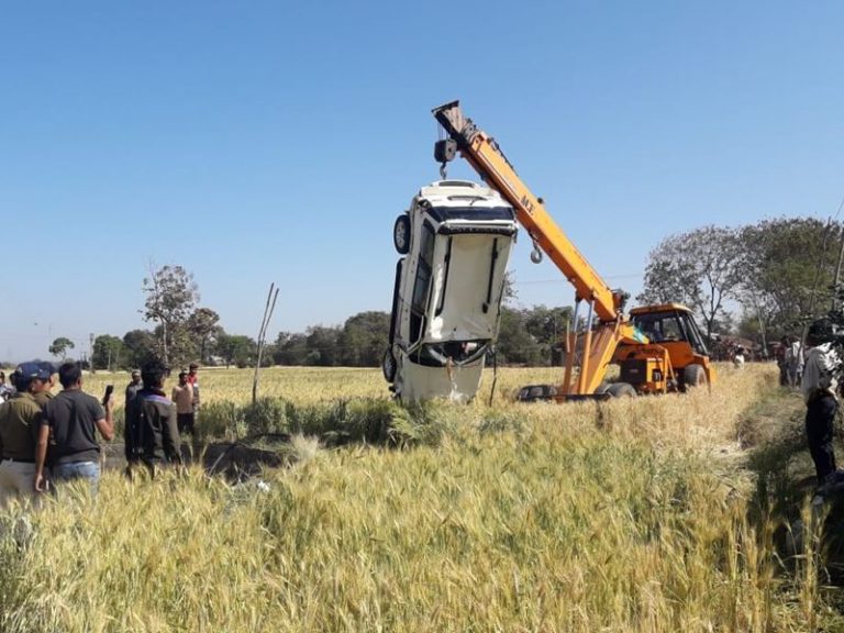 MP में सड़क हादसे में टीआई और आरक्षक की मौत, अनियंत्रित होकर कुएं में गिरा था वाहन