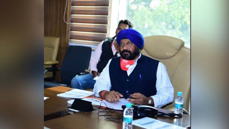 शिवराज के मंत्री  बीच सड़क पर धरने पर बैठे , अधिकारियों में मचा हड़कंप