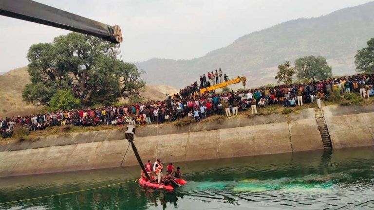सीधी में 54 यात्रियों से भरी बस बाणसागर नहर में गिरी, 15 शव निकाले 40 से ज्यादा के मरने की आशंका