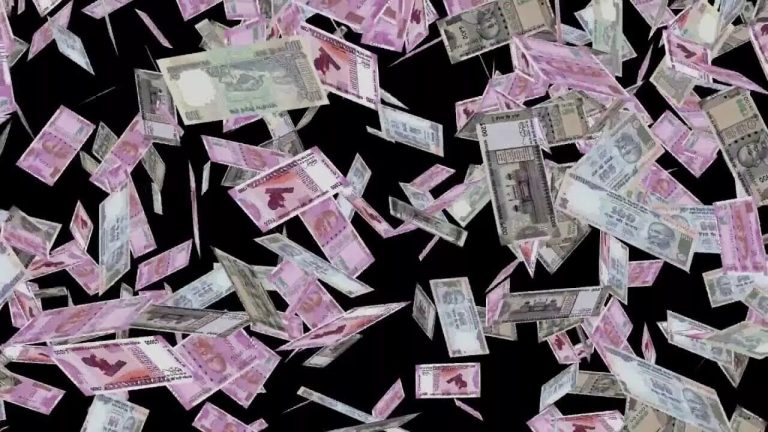 Innova के इंजन से हवा में उड़ने लगे 500 रुपए के अधजले नोट, जानिए क्या है पूरा मामला?