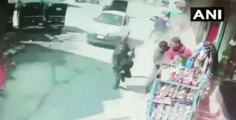 श्रीनगर में आतंकवादियों  हमला में दो पुलिसकर्मियों को बेहद करीब से मारी गोली