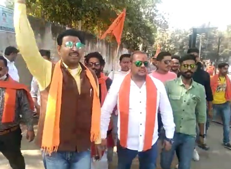 वैलेंटाइन डे पर हिंदू संगठनों ने जताया विरोध, शहीद दिवस के रूप में मनाने की अपील