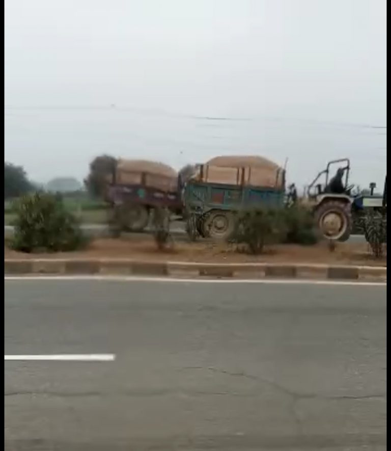 ग्वालियर हाईवे पर अवैध रेत से भरी ट्रैक्टर-ट्रॉलीओ की रेस, रोड पर चलने वालों के लिए हो सकतेे जानलेवा