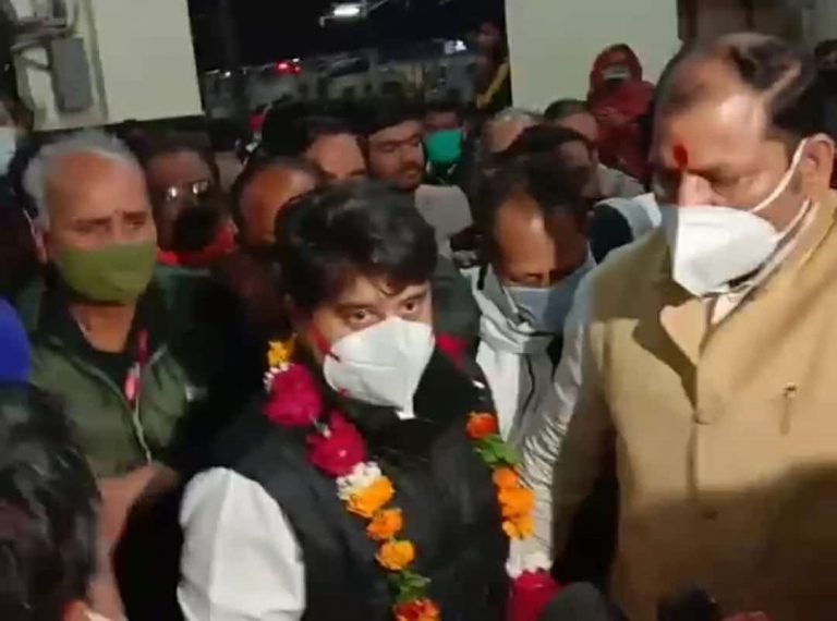 ज्योतिरादित्य सिंधिया ने कही ये बड़ी बात -कोई गुट नहीं सिर्फ बीजेपी का कार्यकर्ता है सिंधिया