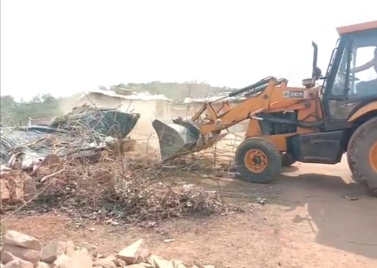 प्रशासन ने 47 बीघा भूमि को अतिक्रमण से कराया मुक्त, 2 सैकड़ा कच्चे पक्के घरों का चलाया बुलडोजर 