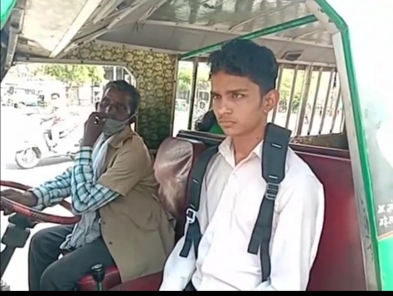 कोविड-19 गाइडलाइन का सख्ती से पालन कराने सड़कों पर उतरा प्रशासन, बिना मास्क घरो से निकले लोगों के किए चालान, लिखवाए निबंध