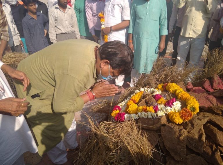 जड़ेरूआ गांव में एक साथ निकली 6 अर्थी, गांव हुआ गमगीन, ऊर्जा मंत्री प्रदुमन में पीड़ित परिवारों को बंधाया ढांढस