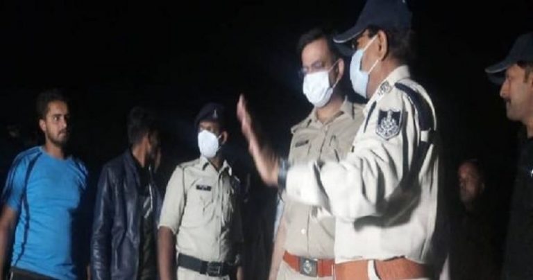 MP में दो ट्रकों की टक्कर में पुलिस आरक्षक सहित चार लोग कुचले, मौत