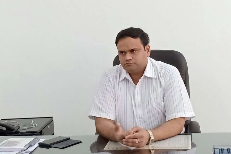 वैक्सीन लेने के बाद भी कलेक्टर की रिपोर्ट आयी पॉजिटिव , ट्वीट के द्वारा कहा है ,किसी को भी बना सकती है संक्रमित’