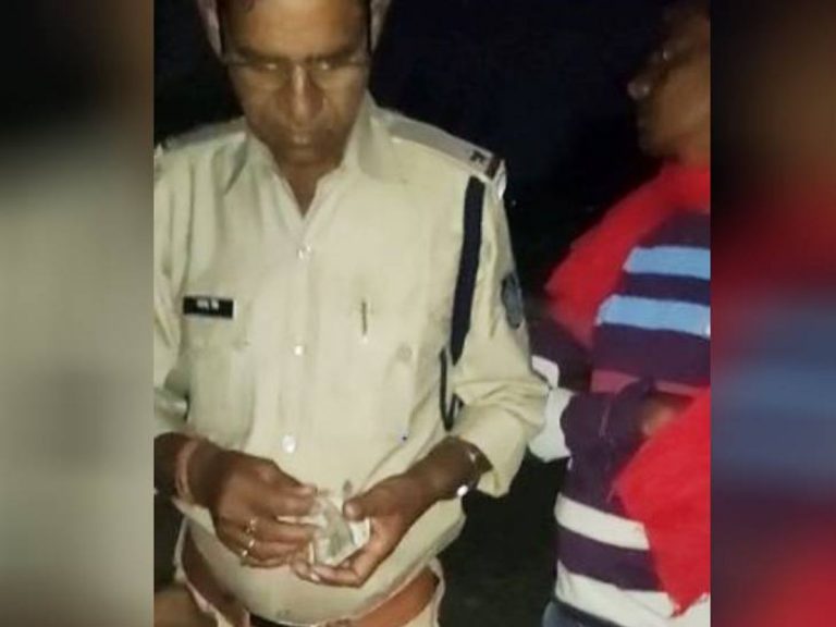 MP में  ASI और कांस्टेबल का रिश्वत लेते हुए वीडयो वायरल, हुए सस्पेंड