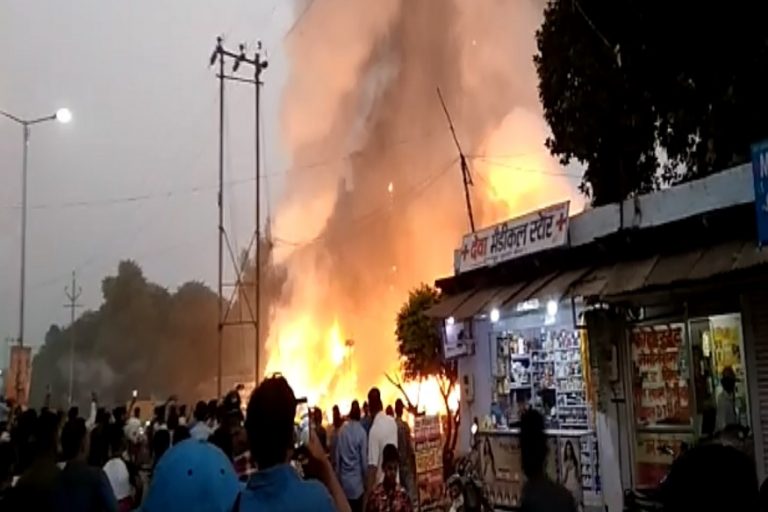 बाजार में लगी भीषण आग, 25 दुकानें जलकर खाक,पाया कुछ घंटे में आग पर काबू
