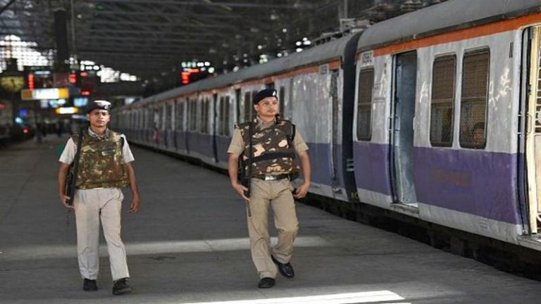 रेलवे स्टेशन में ई टिकटों की फेराफेरी का बड़ा खुलासा हुआ है।आरपीएफ की टीम ने दबिश देकर 7 टिकट दलालों को दबोच में लाया गया