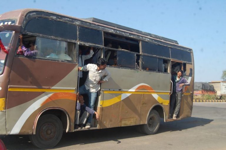 परिवहन विभाग की लापरवाही: सीधी बस हादसे के बाद भी नहीं जागा विभाग, अंचलभर में चल रही ओवरलोड बसें, हो सकता है बड़ा हादसा
