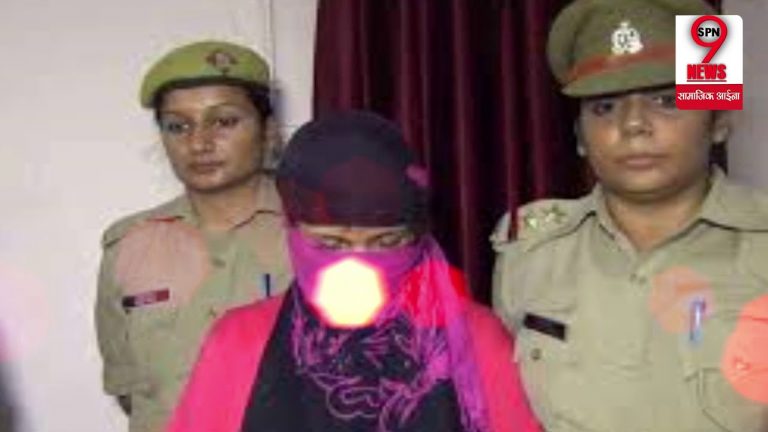 पुलिस की वर्दी पहनकर फर्जी महिला कर रही थी वसूली,असली पुलिस को देखते ही बदल गया चेहरे का रंग