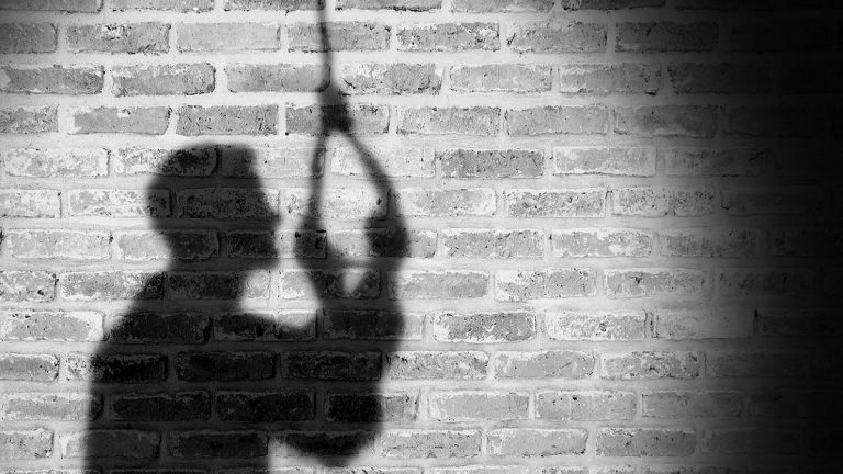 एक ही परिवार के 5 लोगों ने की खुदकुशी, इन सबका शव रस्सी के फंदे से लटके मिले
