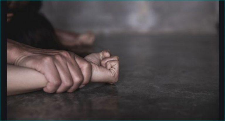 घर में घुसकर शादीशुदा महिला से की छेड़छाड़, विरोध करने पर मारा चाकू,फ़ैल गयी इलाके में सनसनी