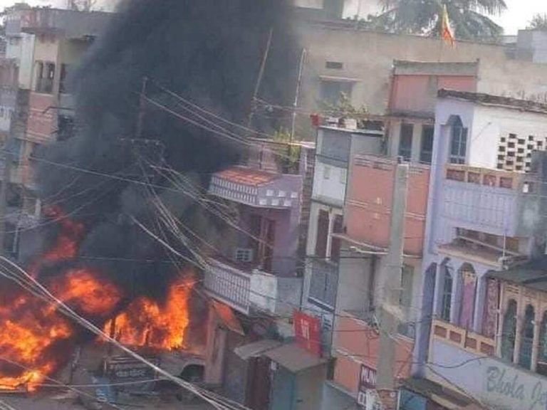 पुलिस चौकी में लगी आग, मालखाने में रखे पटाखे और शराब जले,मच गया हड़कंप