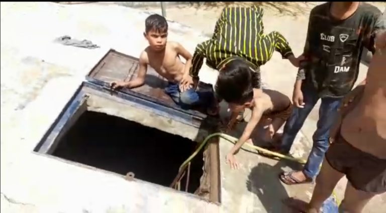 जल प्रदाय विभाग की भारी लापरवाही आई सामने, खुले पड़े पानी टैंक में नहाने उतरे बच्चे, नहाने का वीडियो आया सामने