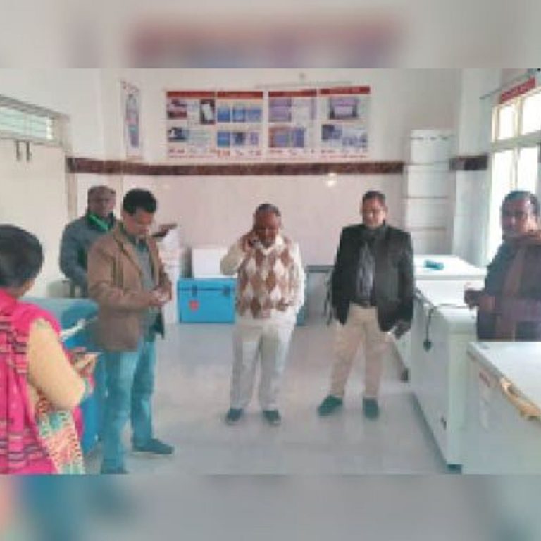 जिले में सुस्त पड़ा टीकाकरण अभियान, चेंबरों से डॉक्टर गायब, वेक्सीन लगवाने वाले भी कम