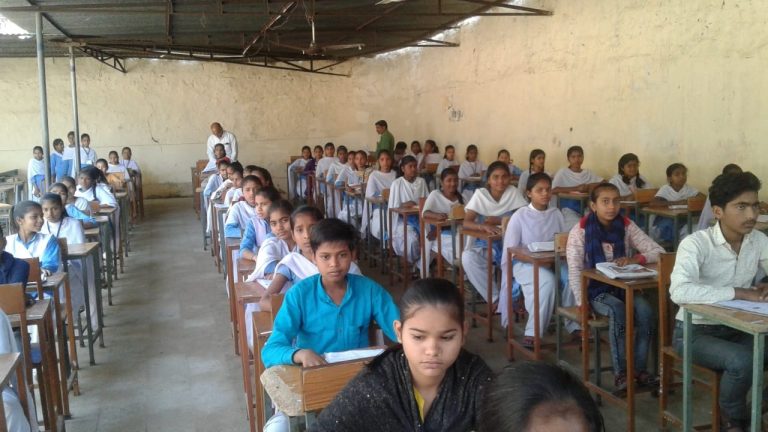 मध्य प्रदेश में कोरोना संकट के बीच बोर्ड ने टाली 10वीं-12वीं की परीक्षाएं 