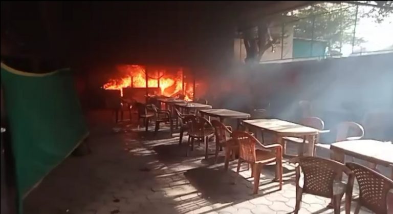 फूल बाग स्थित शराब दुकान में लगी भीषण आग, सिलेंडर फटने के धमाके से दहला इलाका, फायर ब्रिगेड की कई गाड़ियां आग पर काबू पाने का कर रही प्रयास