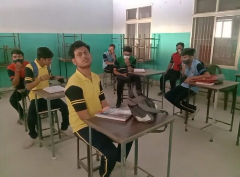 स्कूल प्रबंधन ने लॉकडाउन का बनाया मजाक, प्रैक्टिकल के नाम पर दर्जनों बच्चों को बुलाया स्कूल, कार्यवाही के नाम पर जिला प्रशासन ने साधी चुप्पी