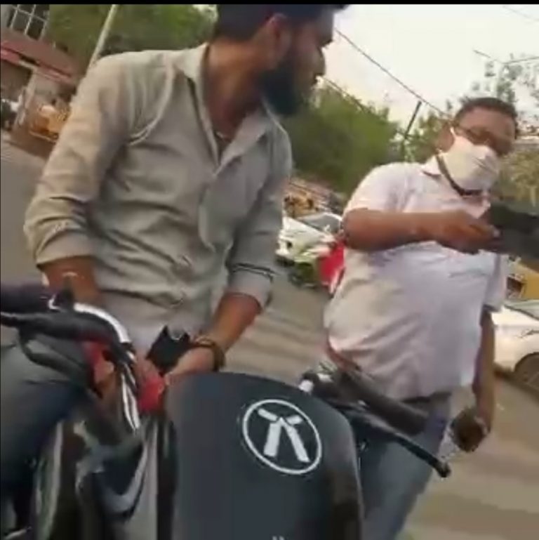 बिना मास्क के निकले युवक पर एसडीएम ने बरसाए थप्पड़, वीडियो हुआ सोशल मीडिया पर वायरल