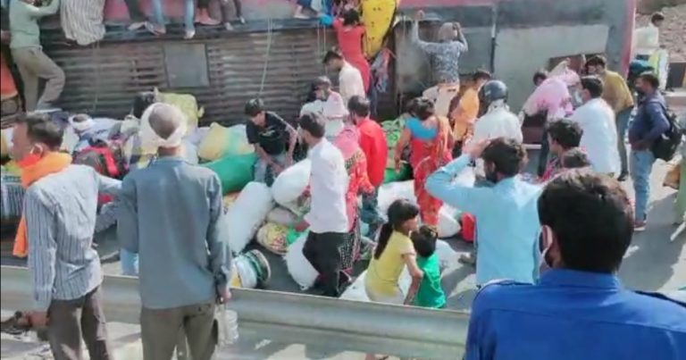 ओवरलोड बस पलटी 2 की मौत 15 घायल  दिल्ली से काम छोड़कर MP के छतरपुर लौट रहे थे मजदूर