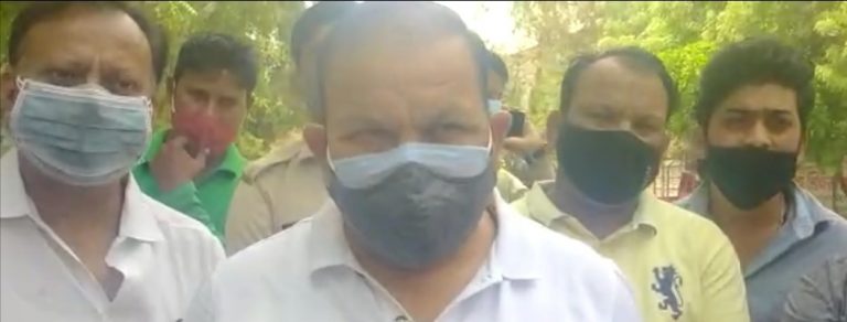 सफाई कंपनी ठेकेदार पर रुपए मांगने का सफाई कर्मचारी कर रहे विरोध, कांग्रेस विधायक ने रक्षा राज्य मंत्री को लिखा पत्र