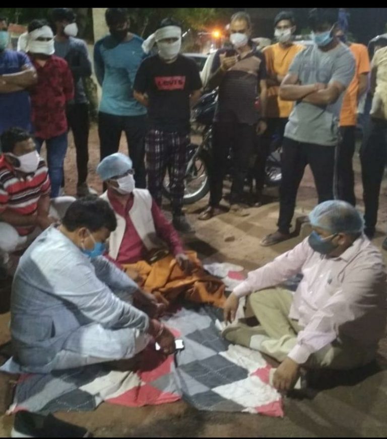 भाजपा के पूर्व जिला अध्यक्ष हुए नाराज़, ऊर्जा मंत्री प्रद्युम्न सिंह तोमर के  बंगले के बाहर लेटे