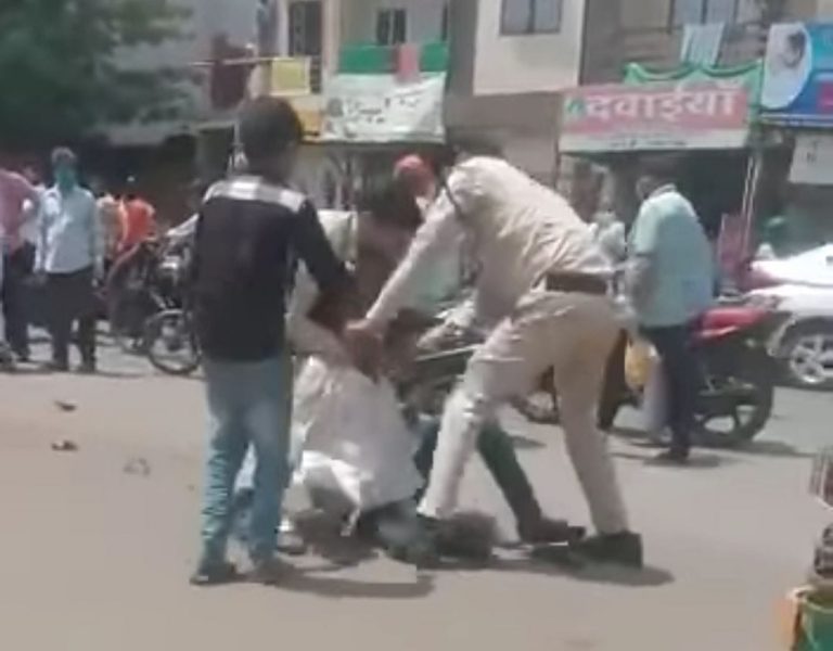 इंदौर में पुलिसकर्मियों ने ऑटो चालक को घसीट-घसीटकर लात-घूंसों से पीटा मास्क नहीं पहनने पर