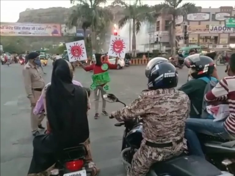 फूलबाग चौराहे पर यमराज और कोरोना वायरस एक साथ आए नजर, राहगीरों को संक्रमण के खतरे के लिए  किया आगाह