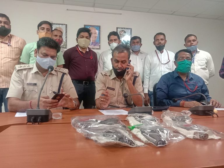 क्राइम ब्रांच ने 4 अवैध हथियार तस्करो के साथ 2 खरीददार पकड़े, 7 पिस्टल व 7 कारतूस बरामद